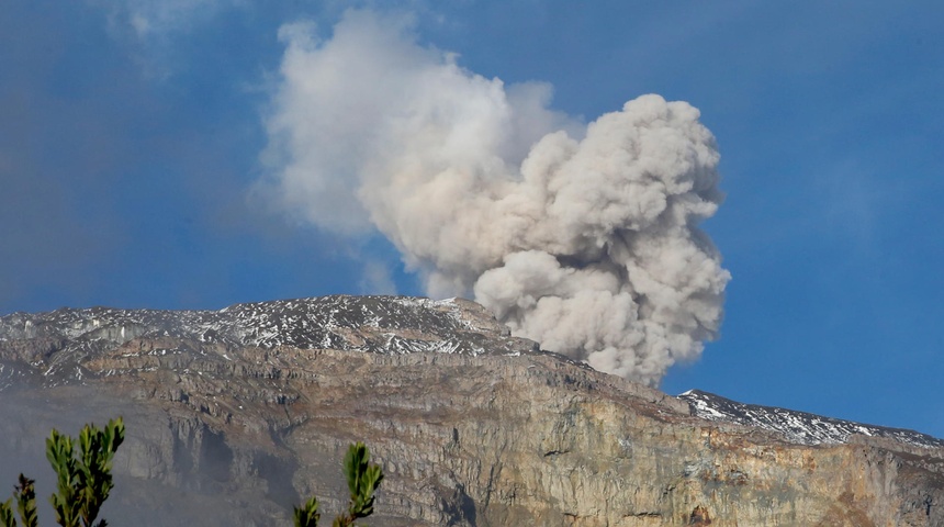 Volcán Nevado del Ruiz continúa "inestable" y Colombia mantiene alerta naranja