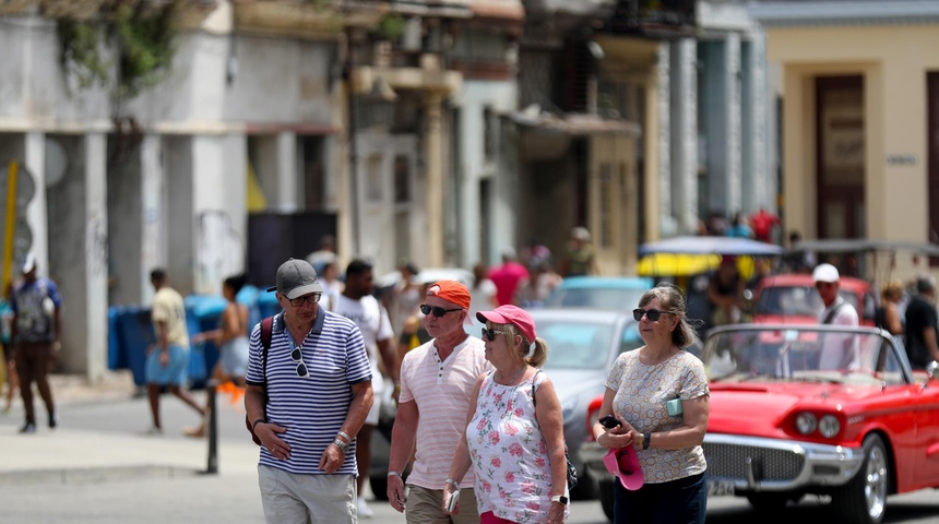 Crisis en Cuba aleja los ingresos del turismo, vitales para dejarla atrás