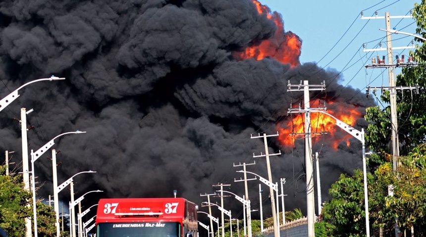 Un bombero muere tras explosión de depósito de combustible en Barranquilla