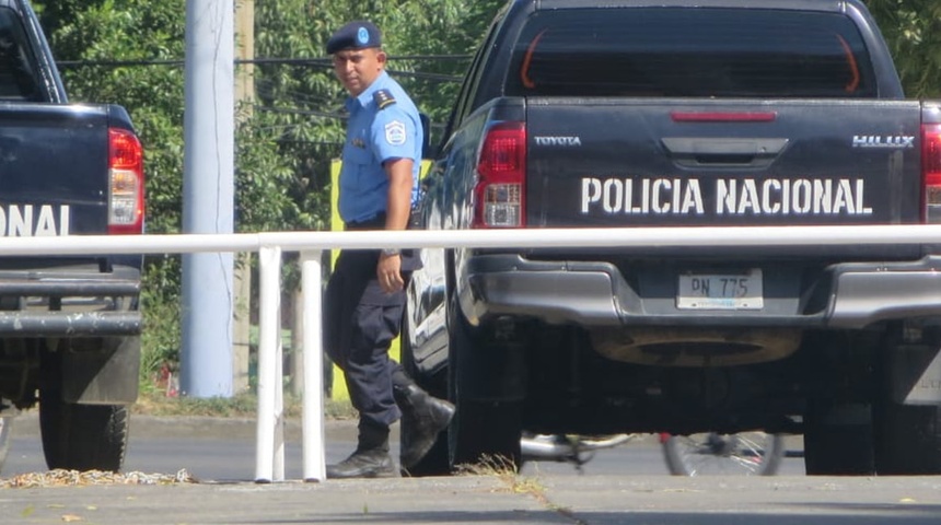 Policía amenaza, manosea y catea a periodistas al salir del hotel donde se realizaba actividad de UNAB