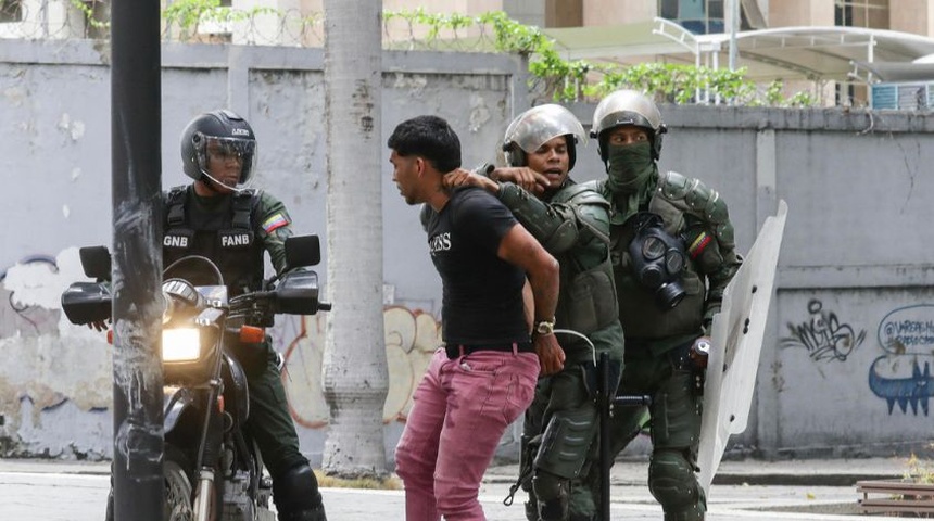 Maduro ordena encerrar en dos cárceles a detenidos en protestas contra resultado electoral