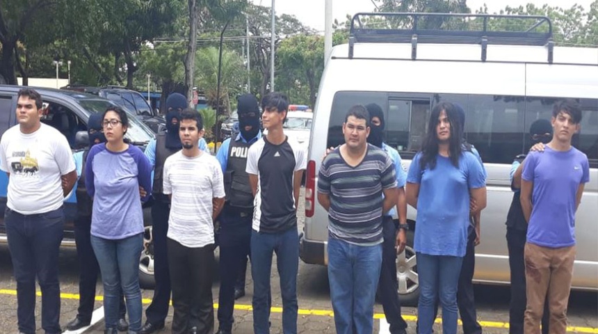 Policía orteguistas presenta como "terroristas" a universitarios detenidos en León