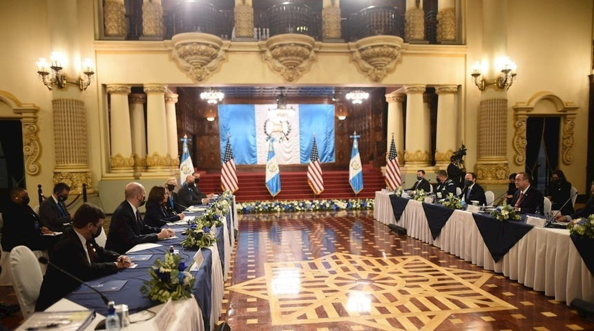 El presidente de Guatemala recibe en el Palacio Nacional a Kamala Harris