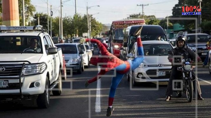 El hombre araña: así busca la vida el nicaragüense en calles de Managua