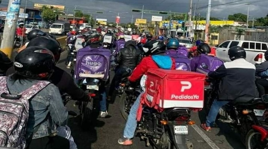 Repartidores realizan homenaje a motociclista fallecido en accidente de tránsito