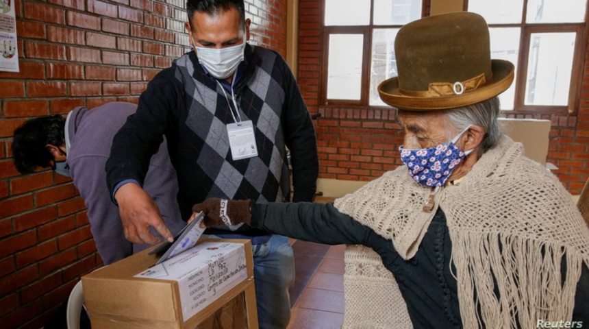 Bolivia vota en segunda vuelta de las elecciones más largas de su historia