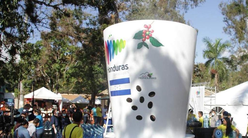 Honduras fabrica la taza de café más grande del mundo