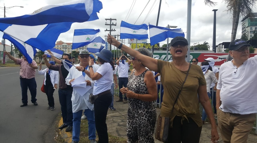 Médicos realizan plantón a pesar de asedio paramilitar