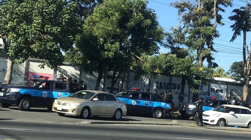 Antimotines se encuentran en las inmediaciones del Colegio Teresiano