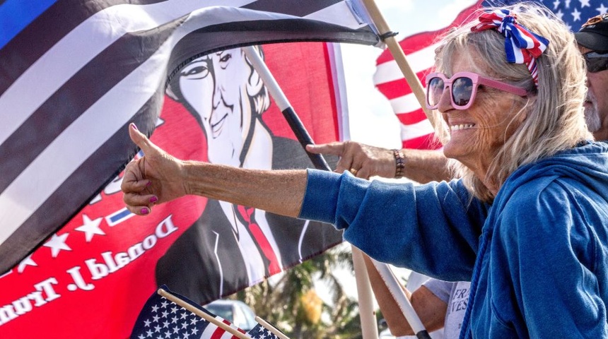 Una decena de trumpistas hacen guardia para apoyar a su lider en Mar-a-Lago