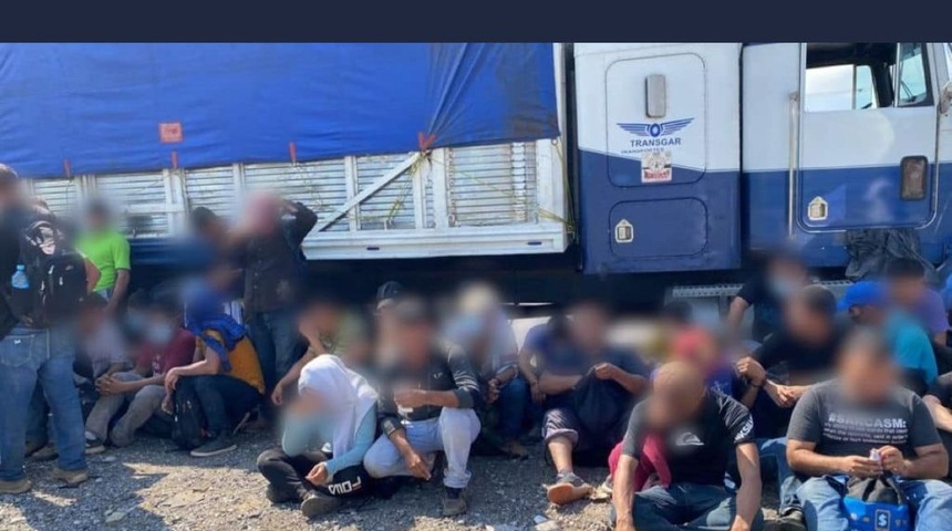 Encuentran a migrantes nicaragüenses en un camión abandonado en Veracruz, México