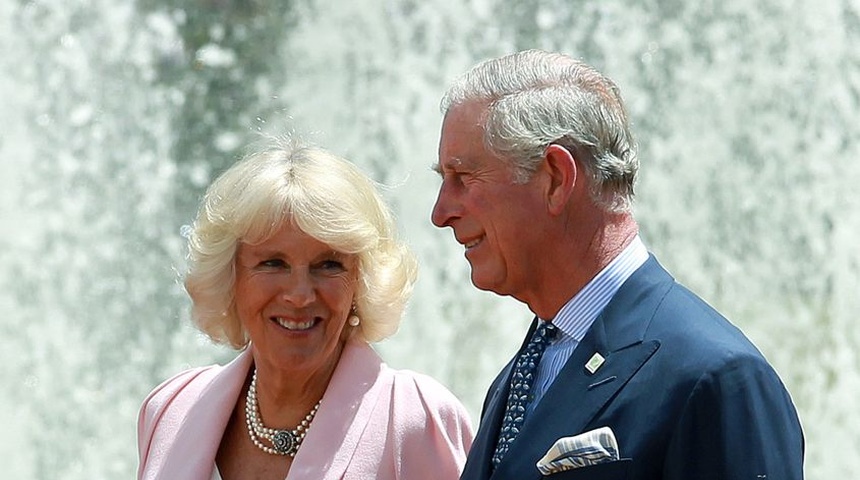 Carlos III y Camila saludan al público al llegar a la capilla para recordar a Isabel II