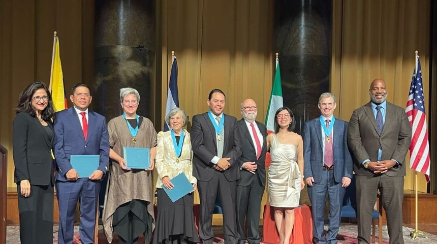 Periodista Miguel Mendoza recibe Mención Especial en Premio María Moors Cabot