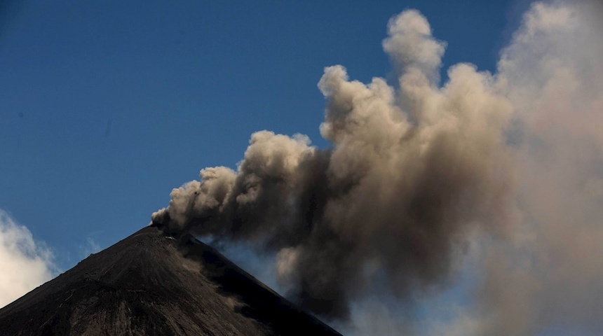 El volcán Pacaya de Guatemala registra una gran erupción y una densa columna de ceniza