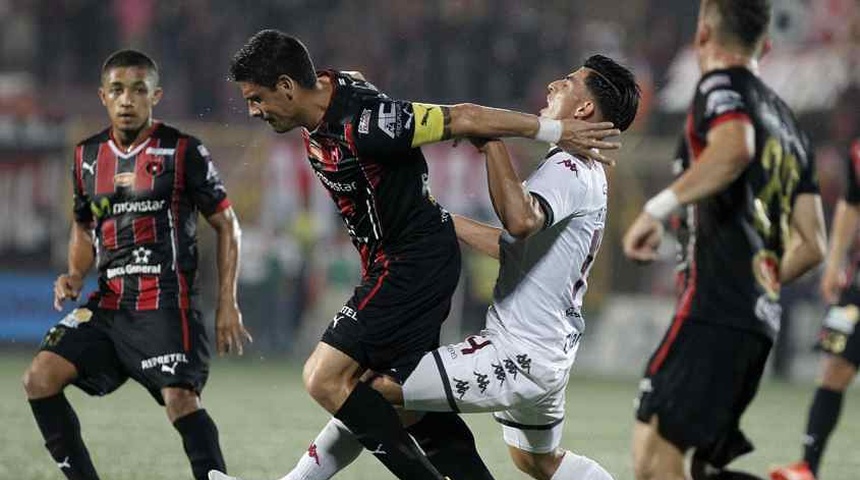 Saprissa y Alajuelense comienzan la lucha por el título del fútbol en Costa Rica