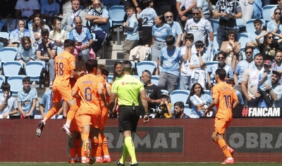 jugadores valencia celebran gol