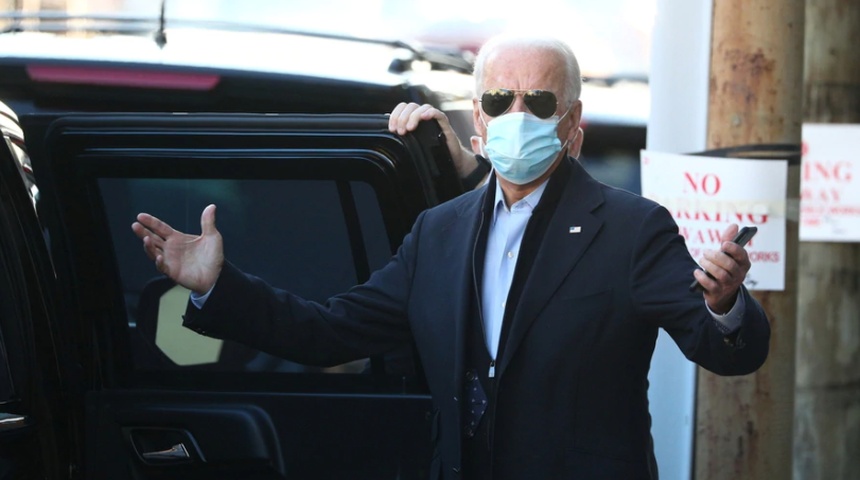 Biden: En la batalla contra el coronavirus "necesitas un comandante en jefe"