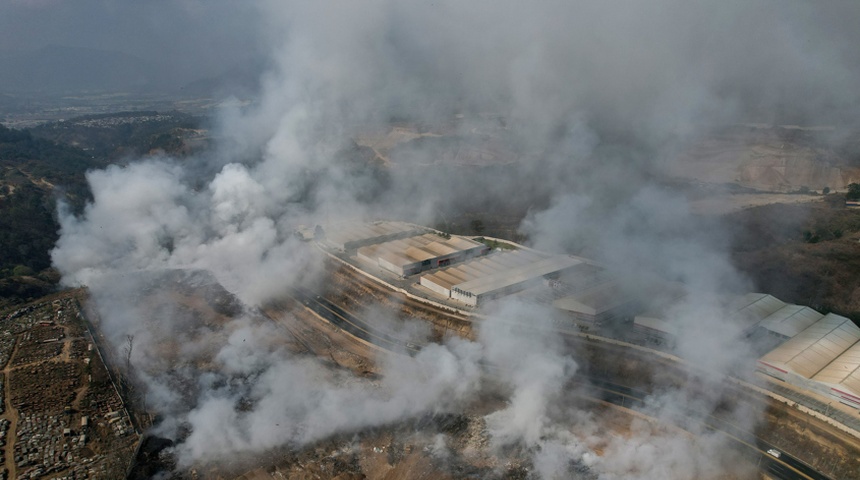 Fuego en un gran basurero provoca fuerte contaminación del aire en la capital de Guatemala