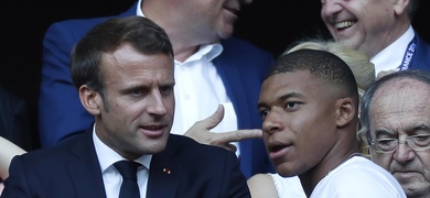 delantero kylian mbappe junto macron