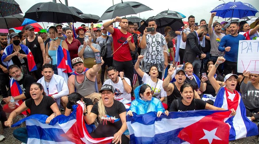 Miami: con bloqueo vial, protestas y flotillas, cubanos apoyan a su pueblo