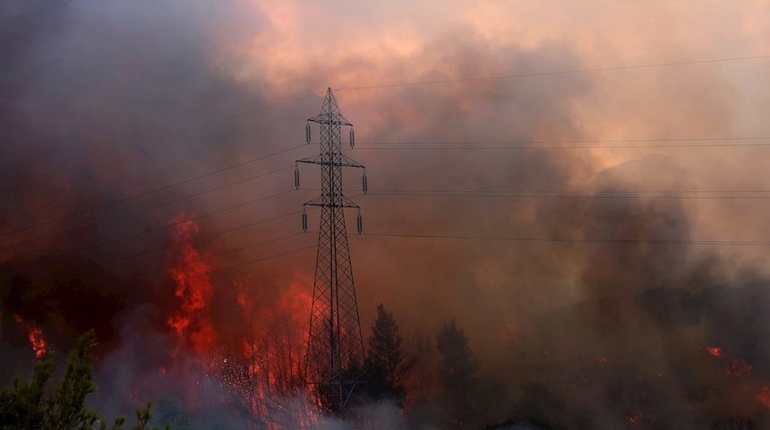 Evacúan tres suburbios de Atenas por un fuerte incendio