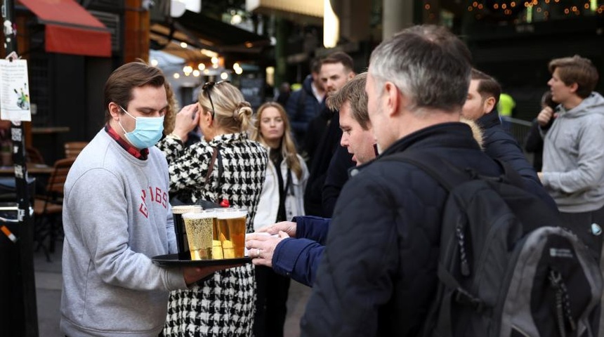 "Cerveza a cambio de vacunas" el incentivo en EEUU para vacunar a sus ciudadanos