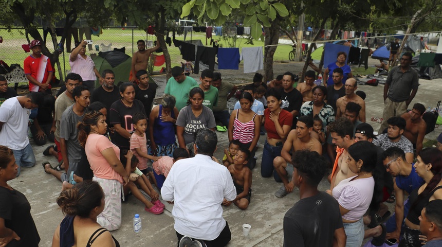 ONG llevan alimentos a caravana migrante que avanza en condiciones precarias por México