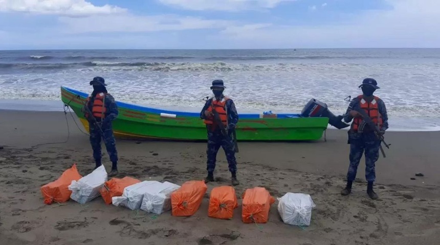 Fuerza Naval ocupa lancha abandonada con más de 5 millones de dólares en cocaína