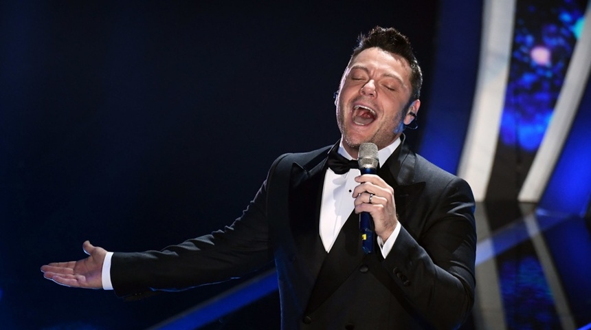 El cantante italiano Tiziano Ferro se divorcia de su marido y anula todos sus compromisos