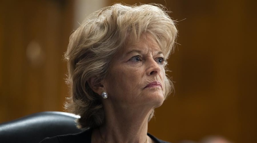 Lisa Murkowski, la primera senadora republicana que pide la dimisión de Trump