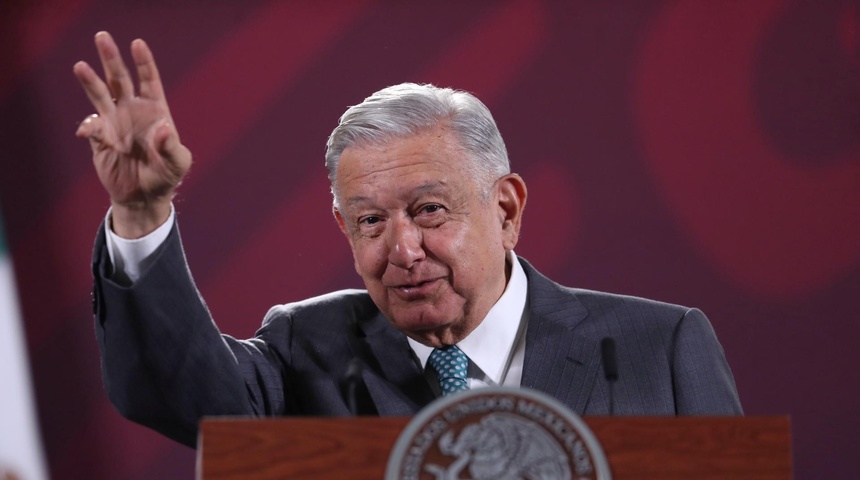 López Obrador critica al gobernador de Texas por negarse a retirar las boyas del río Bravo