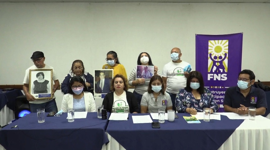 Familias de personal de salud muerto en El Salvador reclaman sus beneficios