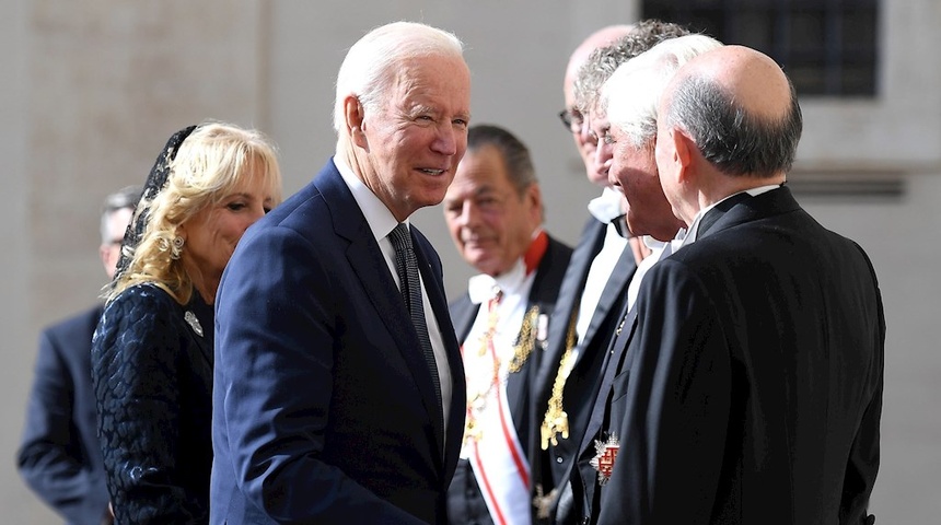 Biden y el papa charlaron en privado unos 75 minutos en una histórica visita