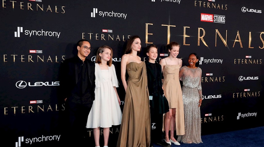 Salma Hayek y Angelina Jolie deslumbran en el estreno de "Eternals" de Marvel