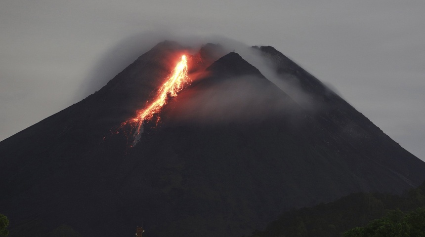 Al menos 1 muerto y 41 heridos por la erupción del volcán indonesio Semeru