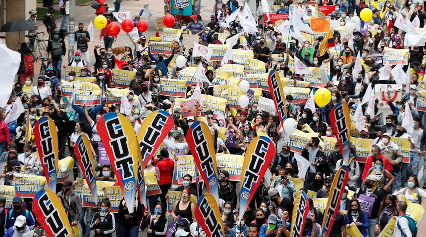 Miles de colombianos toman las calles en protesta contra la reforma tributaria