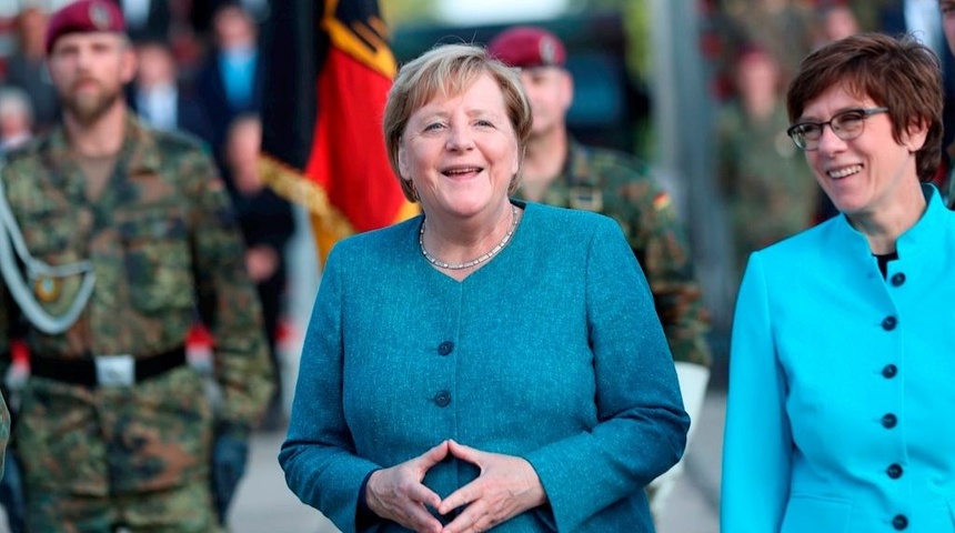 Merkel condecora a 400 soldados participantes en la misión de Afganistán