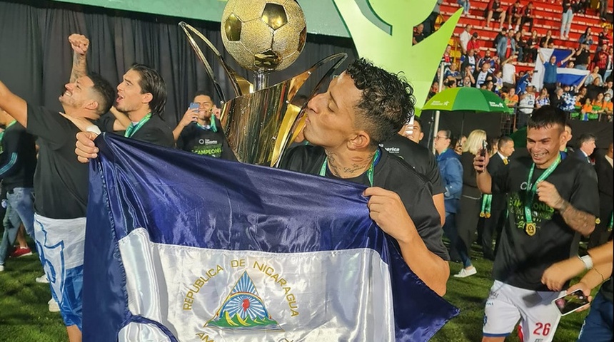 Futbolista nicaragüense Byron Bonilla saca bandera de Nicaragua al ganar partido con cartaginés