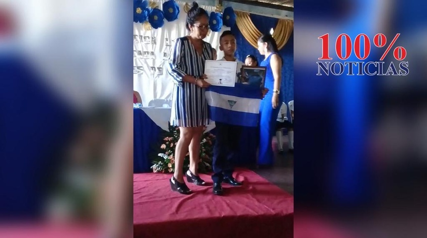 Hijo de Chabelo sube a recibir su diploma de sexto grado con la fotografía de su padre.