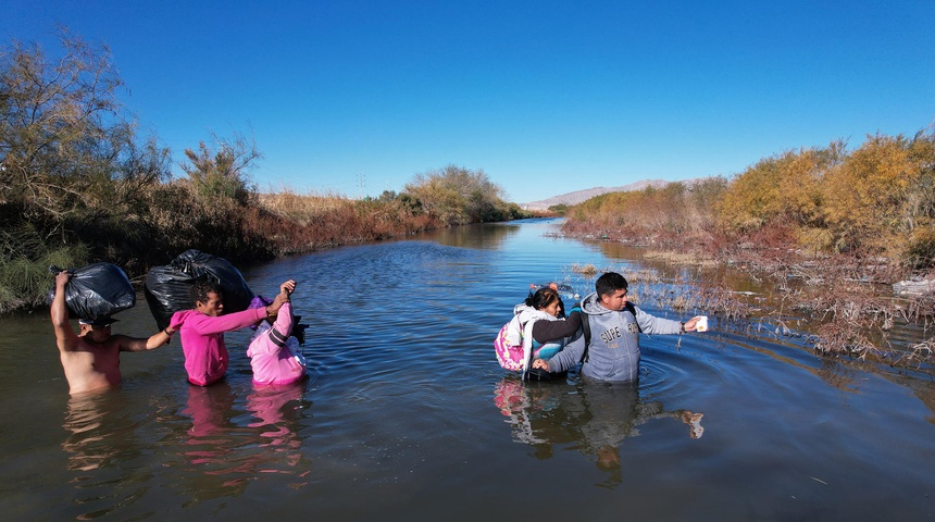 Agentes mexicanos rescatan a mujer y 4 hijos con hipotermia tras pasar horas en río Bravo