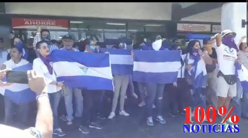 Antimotines reprimen plantón por libertad de presos políticos: Manifestantes quedan atrapados en supermercado de Managua