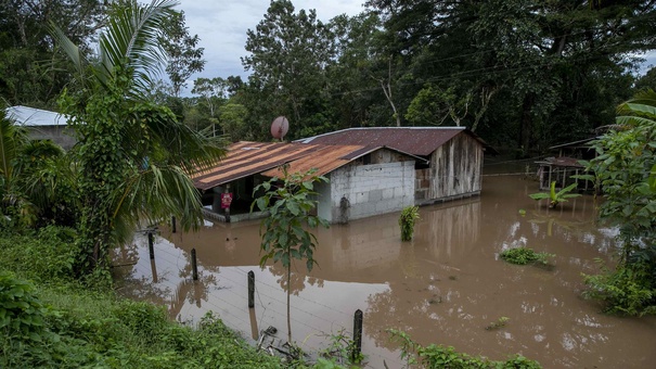 Una casa inundada por el paso de Julia, Bluefields