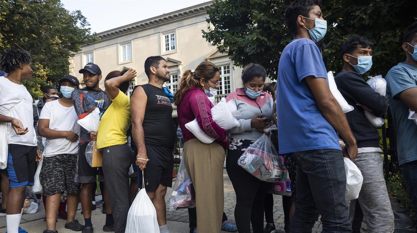 Texas envía otro bus con migrantes a residencia de Kamala Harris