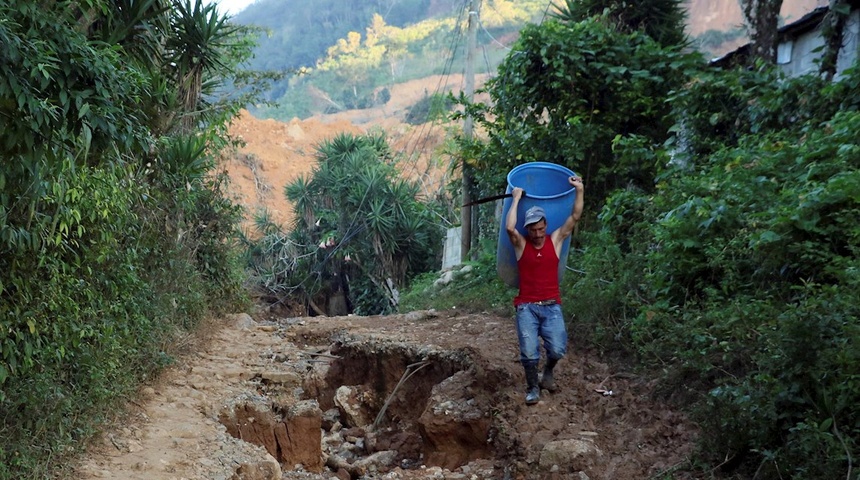 Aldea hondureña sepultada por tormentas comienza a resurgir con solidaridad