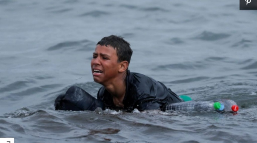 Botellas plasticas como flotadar utilizó un niño inmigrante que nadó de Marruecos a España