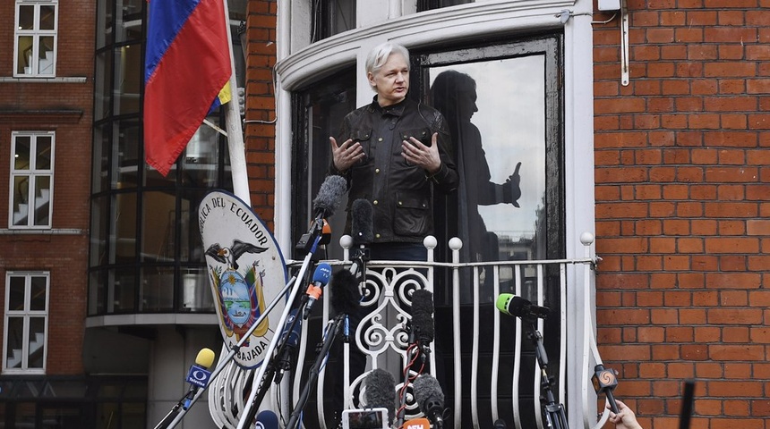 Periodistas y abogados demandan a la CIA por espiarlos en las visitas a Assange