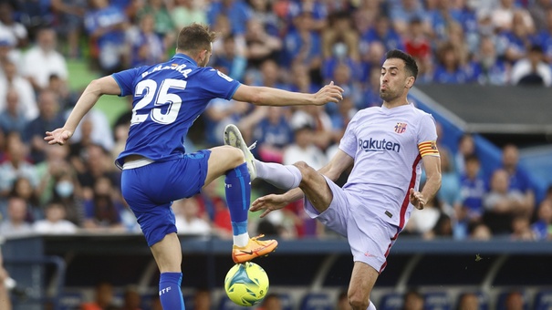 El centrocampista del FC Barcelona, Sergio Busquets (d), ante el delantero del Getafe, Borja Mayoral.