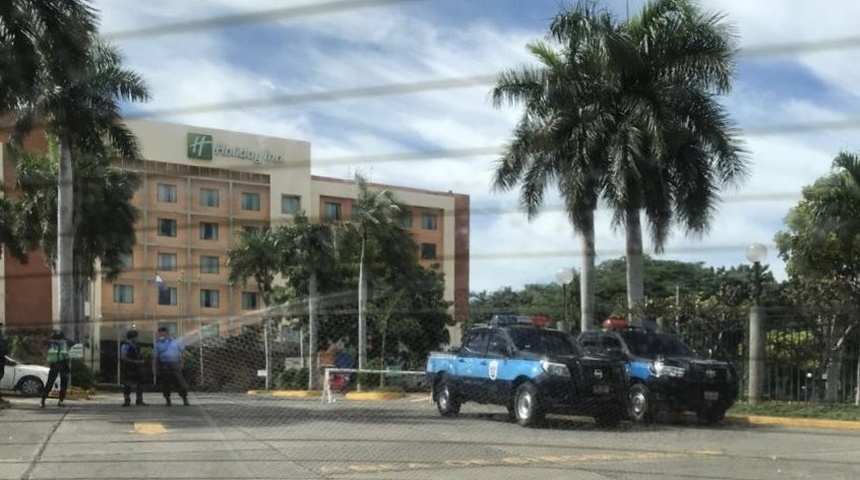 Policía sandinista impide a periodistas de la Voz de América cobertura de actividad de opositores en hotel capitalino