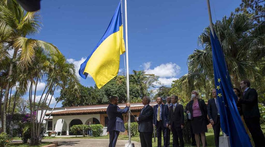 Embajadores europeos izan la bandera de Ucrania en Nicaragua, aliado de Rusia