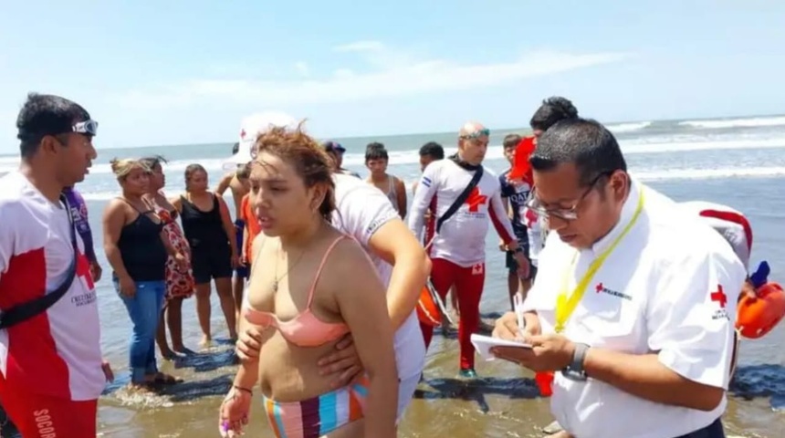 Cruz Roja salva al mismo tiempo a 7 personas que eran arrastradas por las olas en Pochomil